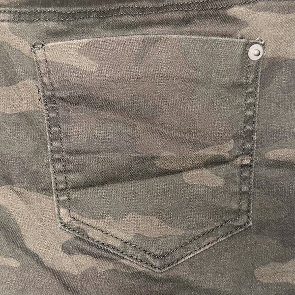 No Boundaries camouflage high rise shorts women’s size 11 - Picture 9 of 9